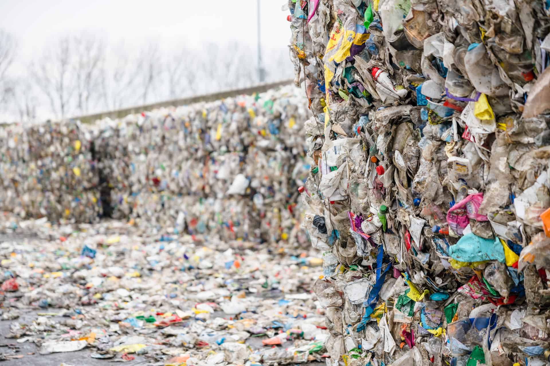 afvalberg met allemaal plastic.