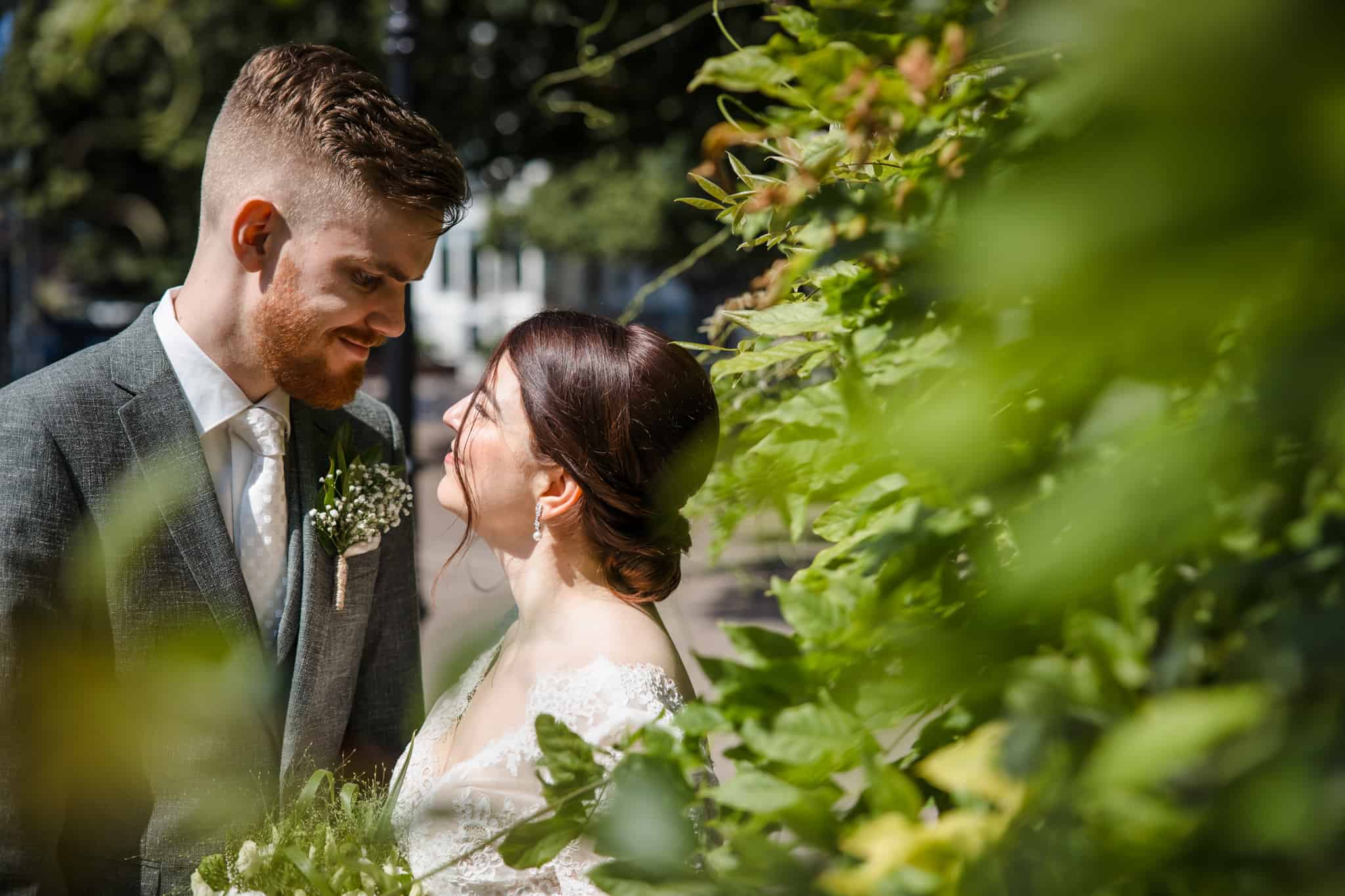 Bruidsfotografie door de bosjes het stel gefotografeerd.