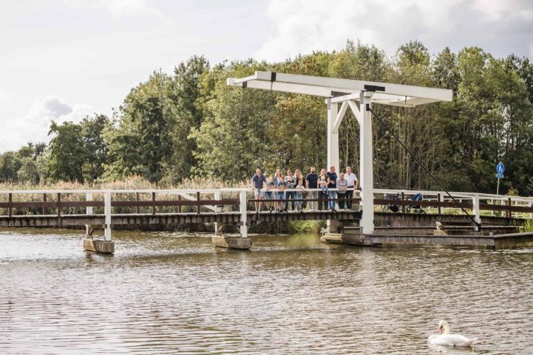 foto familie op brug.