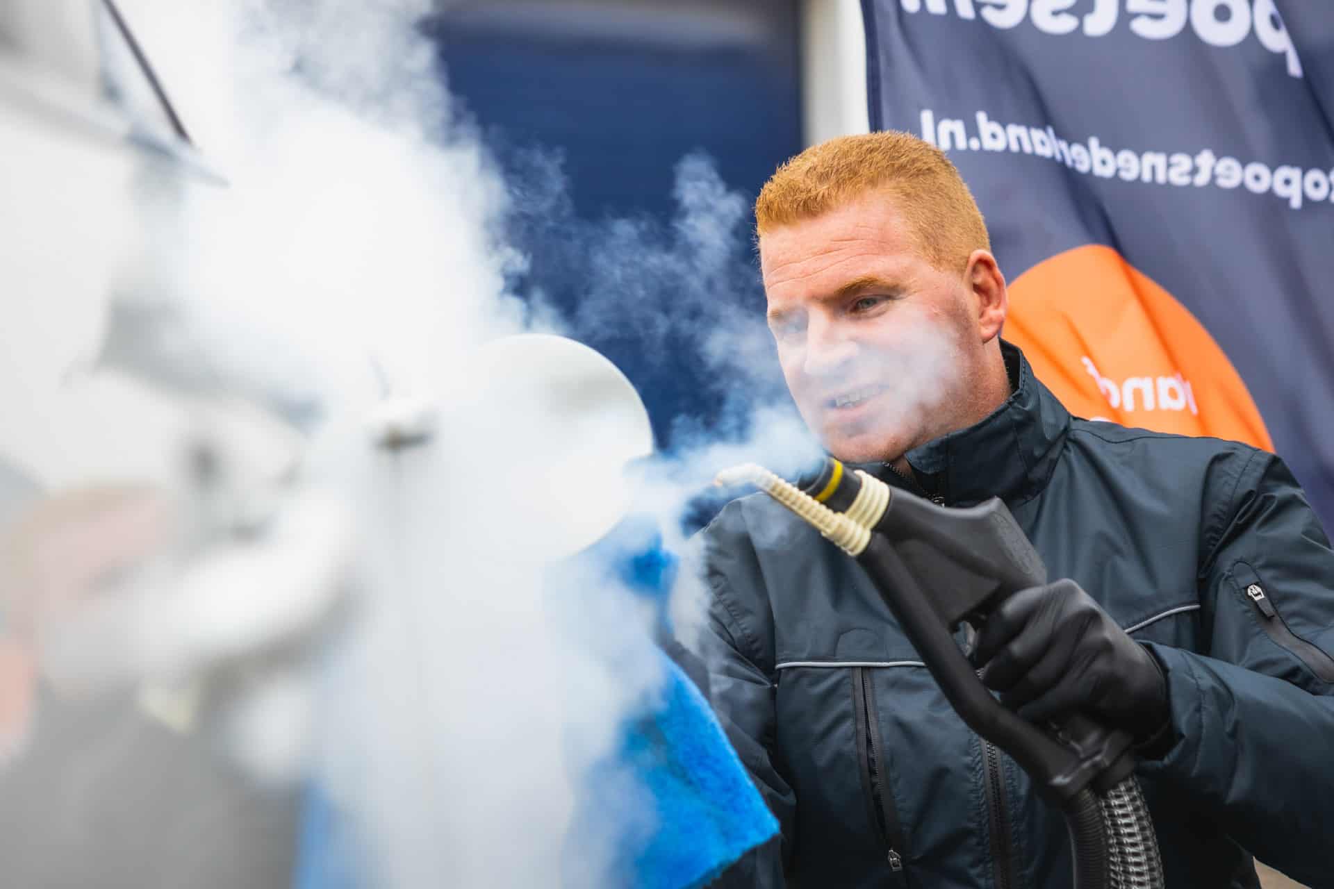 man maakt auto schoon